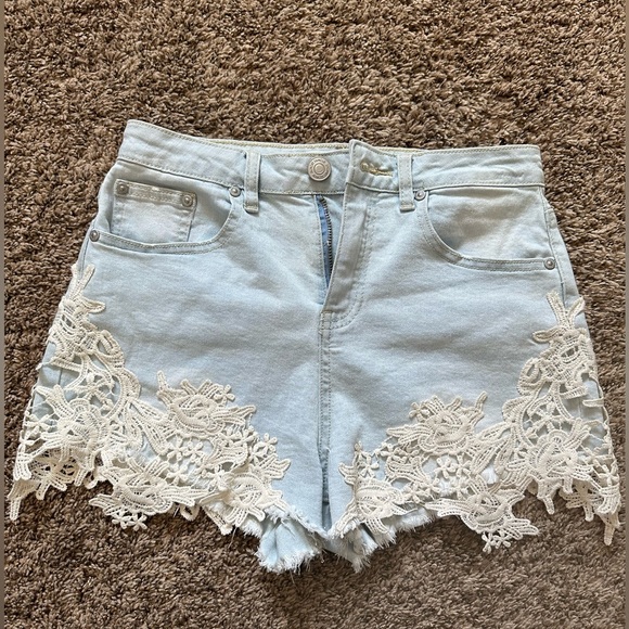 Almost Famous light wash high-rise denim shorts with lace. Size 7. - Picture 1 of 6